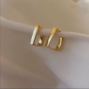 Small 18k gold plated earrings 2 pairs.